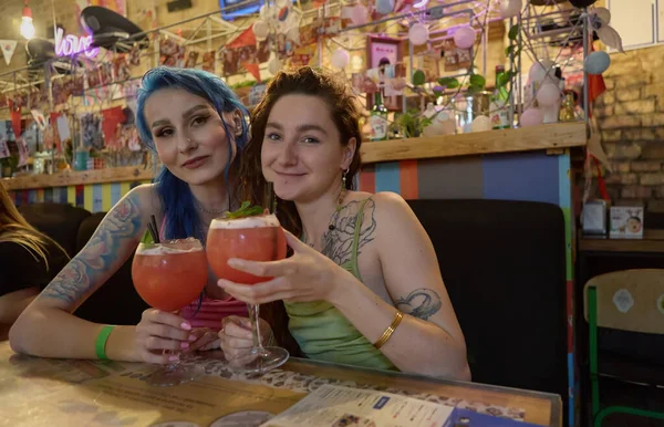一对快乐的女同性恋 男同性恋 双性恋和变性者夫妇在酒吧举行鸡尾酒会的肖像 两个快乐多样的女性纹身者周末在酒吧喝酒 — 图库照片