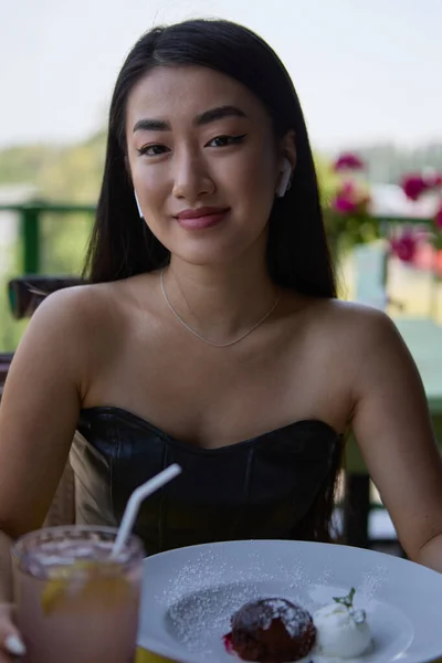 Vacker Vietnamesisk Kvinna Som Sitter Ett Café Och Äter Chokladtårta — Stockfoto