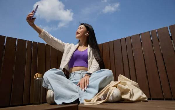 Mujer Vietnamita Alegre Tomando Una Selfie Banco Aire Libre Hermosa — Foto de Stock