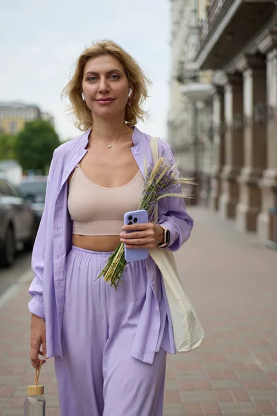 Fashionabla Unga Kvinna Promenad Porträtt Vacker Vit Kvinna Som Går — Stockfoto