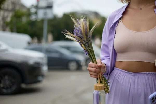 Νεαρή Μοντέρνα Γυναίκα Που Περπατά Στο Δρόμο Της Πόλης Λουλούδια — Φωτογραφία Αρχείου
