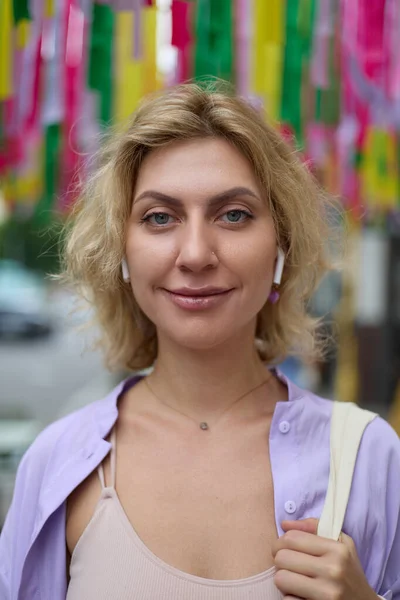 Portret Van Een Vrolijke Blanke Vrouw Buiten Vriendelijke Kaukasische Persoon — Stockfoto