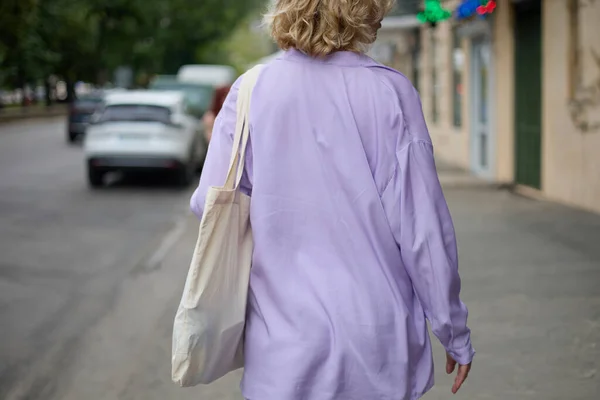Mujer Joven Moda Ropa Casual Púrpura Caminando Por Calle Con —  Fotos de Stock