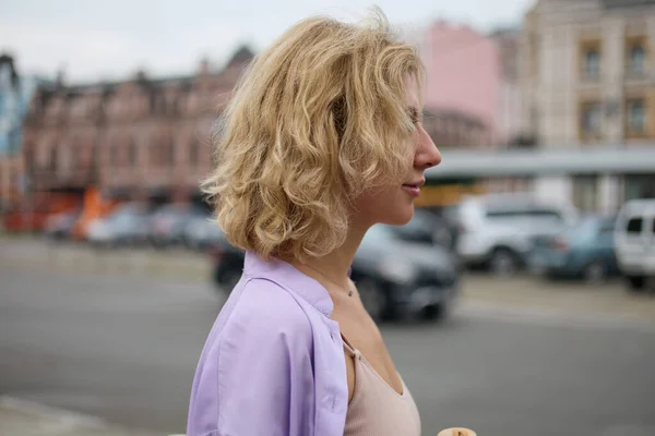 Retrato Una Hermosa Mujer Blanca Caminando Por Calle Centro Ciudad —  Fotos de Stock