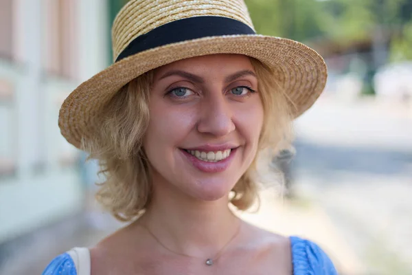 藁の太陽の帽子の幸せな白い女性の肖像画 陽気若い女性の人が屋外で散歩にポーズ — ストック写真