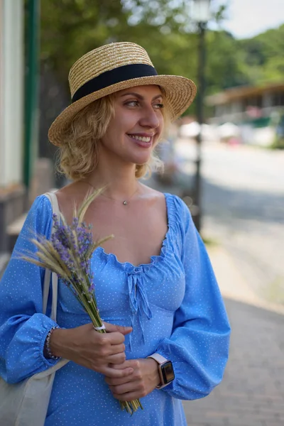 Retrato Una Mujer Blanca Feliz Con Sombrero Sol Paja Alegre — Foto de Stock