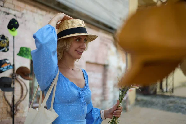 Mulher Branca Alegre Comprando Chapéu Sol Palha Uma Feira Pulgas — Fotografia de Stock