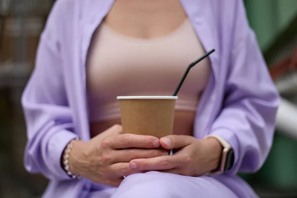 Młoda Kobieta Pijąca Zimną Kawę Świeżym Powietrzu Nierozpoznawalna Kobieta Siedząca — Zdjęcie stockowe
