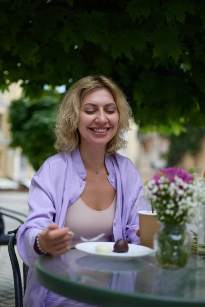 Happy Young Woman Eating Chocolate Candy Outdoor Cafe Portrait Cheerful — Stock Photo, Image