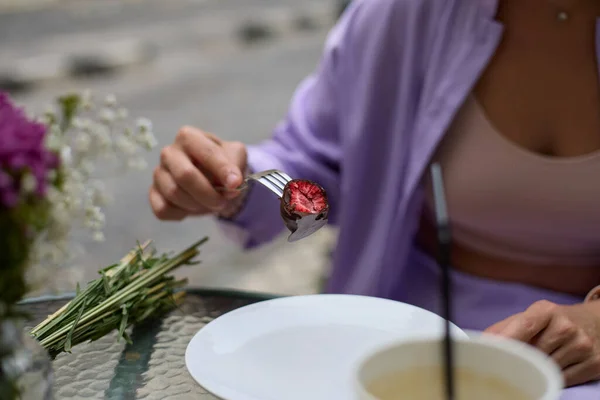 Νεαρή Γυναίκα Τρώει Σοκολατένια Καραμέλα Αποξηραμένη Φράουλα Μέσα Αγνώριστο Θηλυκό — Φωτογραφία Αρχείου