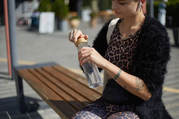 Dışarıdaki Cam Şişeden Içen Susamış Genç Bir Kadın Modaya Uygun — Stok fotoğraf