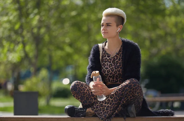 Mujer Joven Moda Ropa Estampada Leopardo Sentada Banco Con Una —  Fotos de Stock