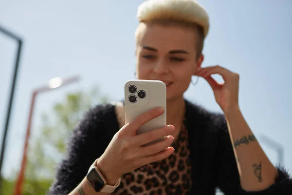 Szczęśliwa Młoda Zróżnicowana Kobieta Krótkimi Włosami Słuchająca Muzyki Online Smartfonem — Zdjęcie stockowe