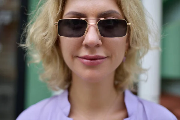 Dalgalı Sarı Saçlı Hoş Bir Genç Kadının Portresi Güneş Gözlüklü — Stok fotoğraf