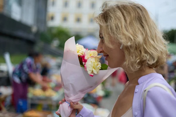 Веселая Молодая Женщина Нюхает Цветы Уличном Рынке Портрет Блондинки Покупающей — стоковое фото