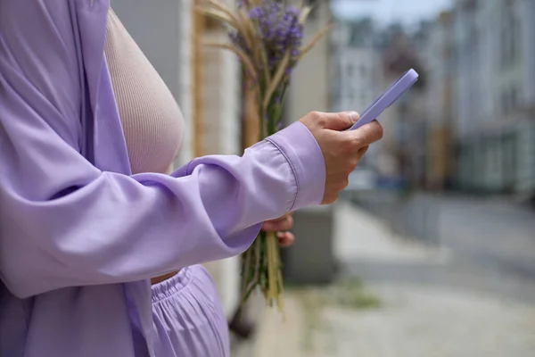 Ставте Молоду Жінку Пурпуровий Одяг Використовуючи Смарт Телефон Пурпуровій Обкладинці — стокове фото