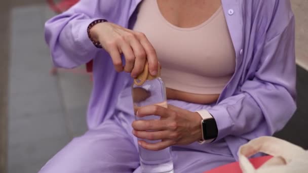 Wanita Muda Membuka Botol Gelas Air Murni Untuk Diminum Wanita — Stok Video