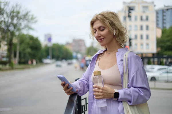 Attraktiv Ung Kvinna Bläddrar Mobiltelefon App Utomhus Porträtt Glad Vit — Stockfoto