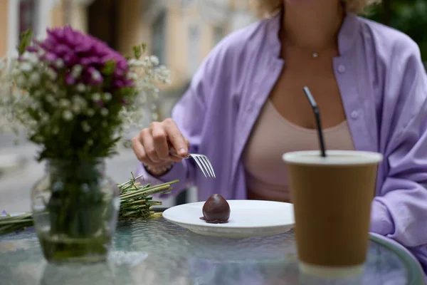 Jovem Elegante Comendo Chocolate Doce Para Almoço Café Livre — Fotografia de Stock