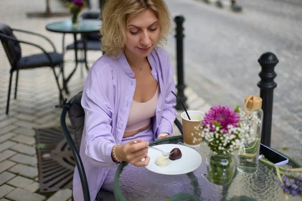Elegante Joven Mujer Ropa Color Lavanda Disfrutando Postre Chocolate Para — Foto de Stock