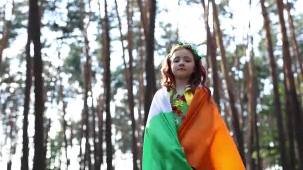 Little Red Head Girl Covered Flag Ireland Walking Forest Cute — Vídeos de Stock