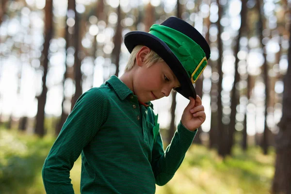 可爱的小妖精男孩头戴高帽摆姿势 圣帕特里克节 一个身穿绿色衣服的可爱白人孩子的画像 — 图库照片