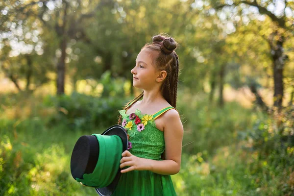 可爱的爱尔兰女孩 红头发 穿着绿色仙女或妖精的衣服 庆祝圣帕特里克节 — 图库照片
