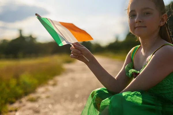 可爱的小女孩挥动着爱尔兰国旗 — 图库照片