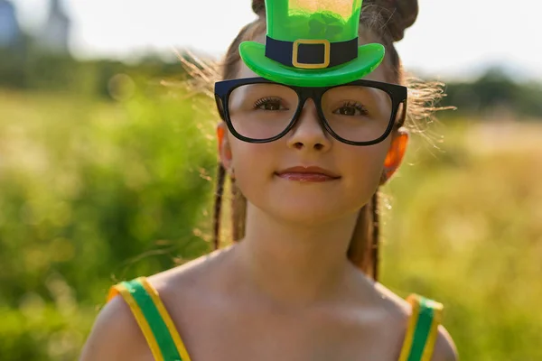 Leprechaun 모자에 요정으로 세인트 패트릭스의 귀여운 — 스톡 사진