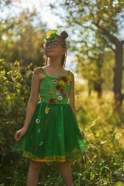 戴高礼帽的绿色小仙女参加圣帕克斯节庆祝活动的漂亮的白人女孩 — 图库照片