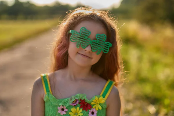 3月17日是圣帕克斯节 一个滑稽的爱尔兰姑娘 红头发 打扮成仙女 — 图库照片