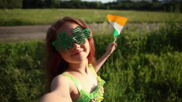 Roztomilé Červené Vlasy Dívka Oblečená Zeleném Pro Patricks Day Natáčení — Stock video