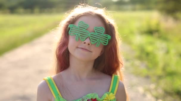 Linda Pelirroja Con Gafas Verdes Con Tréboles Para Una Celebración — Vídeos de Stock