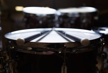Davul sopaları yakın çekim. Bir müzik dükkanında yeni davul seti