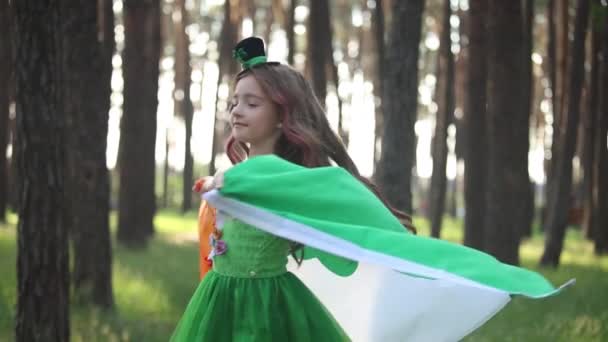 Patricks Day Firande Liten Pyssling Flicka Snurrar Runt Med Irlands — Stockvideo