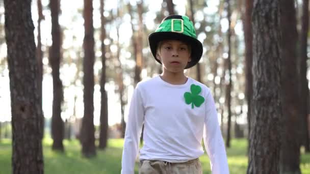 Симпатичный Мальчик Лепрекон Шляпе Гуляющий Лесу Фестивале Честь Дня Святого — стоковое видео