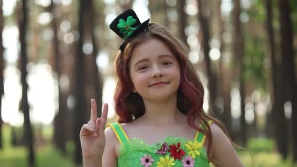 Mignonne Petite Fille Célébrant Patricks Day Habillé Comme Lutin — Video