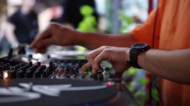 Hip hop DJ bardaki bir partide müzik çalıyor.