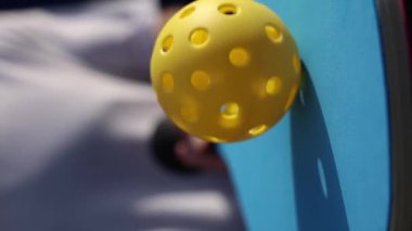 Ağır çekimde rakette dönen delinmiş plastik top.