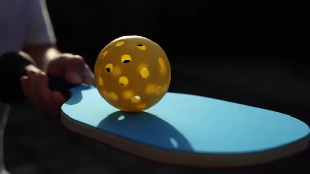 Pickle Ball Gracz Żonglerka Piłką Wiosłem — Wideo stockowe