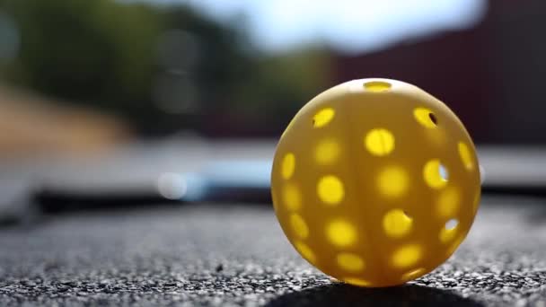 Μπάλα Για Pickleball Γυρίζοντας Στο Έδαφος Αργή Κίνηση — Αρχείο Βίντεο