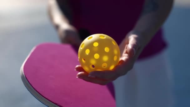 Jugador Pickle Ball Practicando Para Servir Una Pelota Con Una — Vídeo de stock