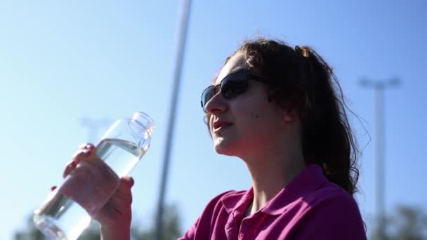 Törstig Ung Kvinna Dricka Vatten Från Återanvändbar Glasflaska Sport Domstol — Stockvideo