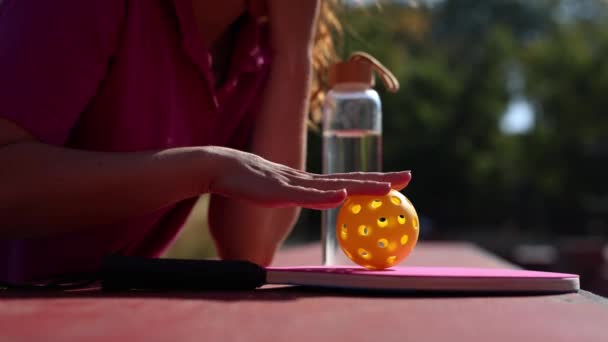 Sportlerin Rollt Einen Ball Für Essigbällchen Auf Einem Paddel Großaufnahme — Stockvideo