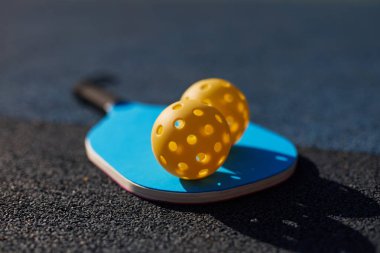 Pickleball raketi ve topları sahada