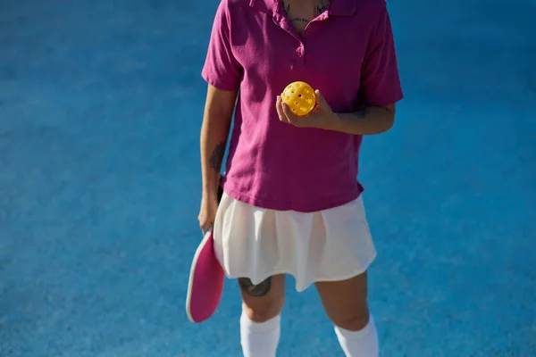 裁判所でピックルボールをする女性選手 — ストック写真