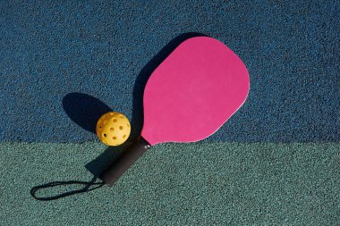 Pickleball için sahada raket