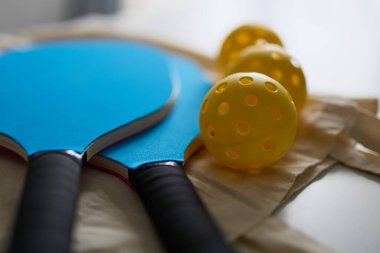 Pickleball için toplar ve raketler. 