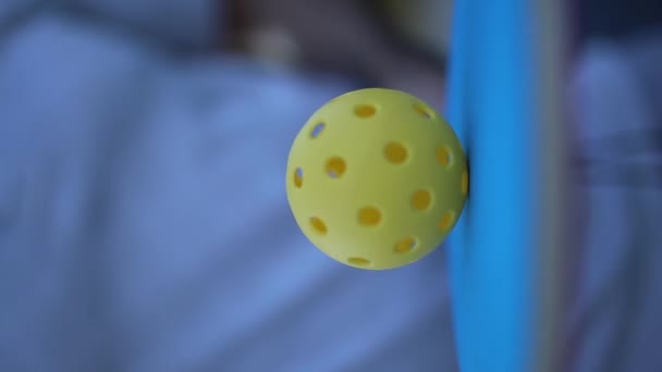 Ball Dreht Sich Zeitlupe Auf Einem Pickleball Schläger Der Hand — Stockvideo