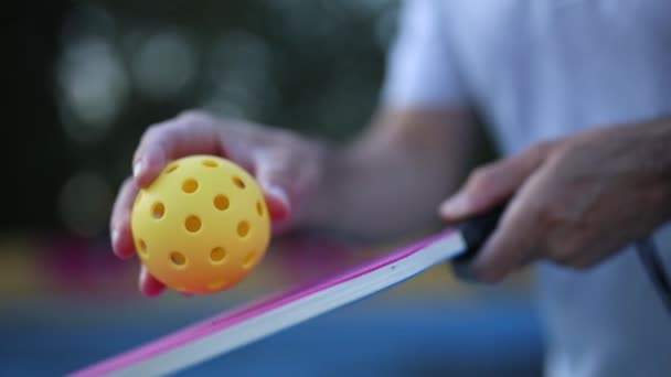 Joueur Pickleball Pratiquant Pour Servir Une Balle Avec Une Raquette — Video